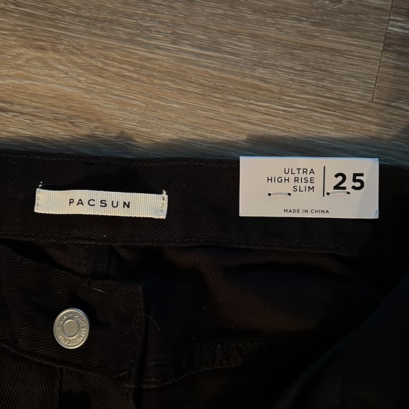 Black jeans with butterfly studs - Picture 3 of 6